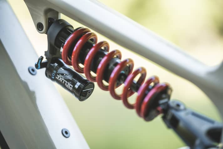The steel spring damper ensures a plush response behaviour, but also makes fine adjustment more difficult. A different spring is required to change the spring rate.