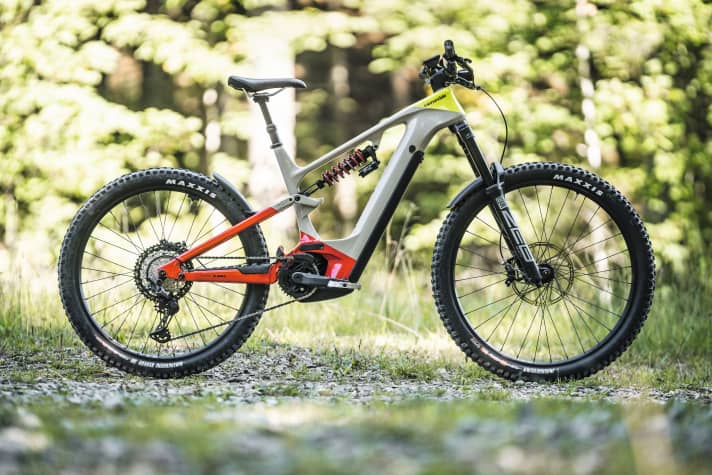 Wer Fahrsicherheit in hartem Gelände sucht, ist beim Cannondale Moterra Neo LT Carbon 1 richtig. Gibt bergauf wie bergab viel Vertrauen und schreckt vor keiner Herausforderung zurück. Dafür etwas schwer und behäbig.