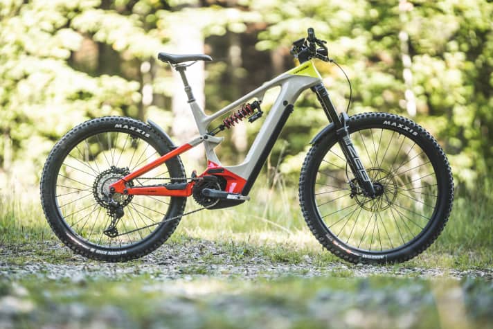 Das Moterra Neo LT ist die federwegsstärkere Enduro-Variante des Moterra. 170 Millimeter Federweg paart das Bike mit Mullet-Laufrädern. Zu diesem Bike gibt es aktuell noch keine LAB71-Variante. Das Topmodell im Bild kostet 8499 Euro.