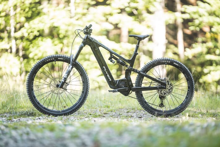 The Flyer Uproc Evo:X 8.70 has a classy full carbon chassis with 170/165 mm travel and MX wheel mix.