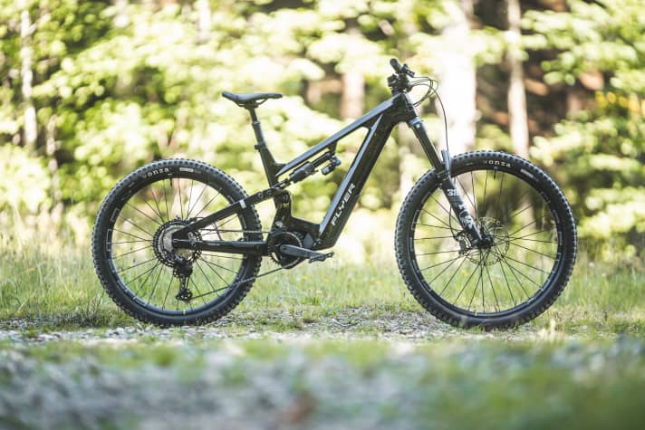 The Flyer Uproc Evo:X 8.70 is a well-balanced E-Enduro with an elegant full carbon frame, successful geometry and high-traction suspension. With better equipment and lighter wheels, it could be even better!