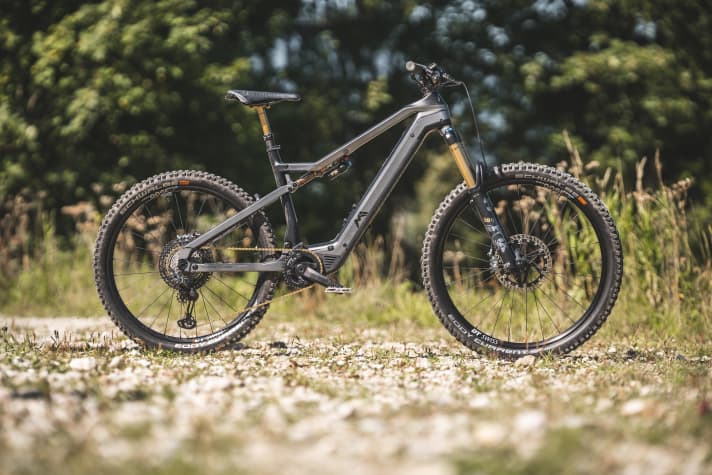 The EN.400.SX from M1 Sporttechnik has strong all-round characteristics, a unique look and the battery can be changed quickly. Despite its robust features, it is not fully convincing in tough enduro use.