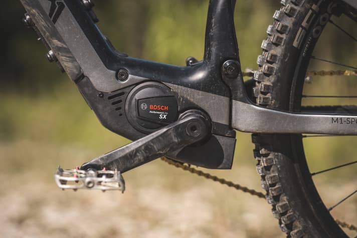 Middle ground: The Bosch Performance SX is not super small, but it remains really powerful. Its lively power delivery is fun. Weight: 2.07 kilos // max. torque according to manufacturer: 55 Nm // max. power according to manufacturer: 600 watts