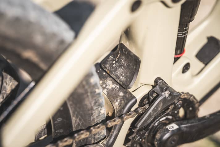 Update for the frame: Stones tended to get stuck between the main frame and the rear triangle on the Rapcon. This caused unsightly damage to the paintwork. Simplon has now retrofitted this rubber flap.