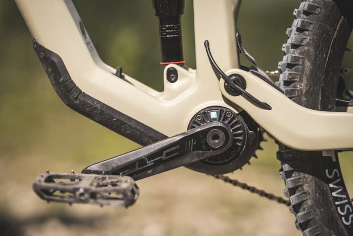 Geheimnis der schlanken Silhouette ist der kompakte TQ HPR 50. Kleiner geht E-MTB-Motor kaum. Die Leistung ist im Vergleich zu klassischen E-Bike-Motoren allerdings ebenfalls dezent.
