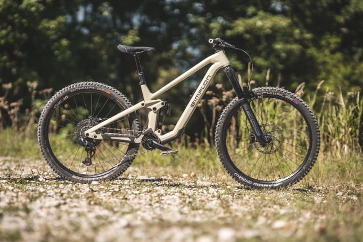 If you're looking for a racy enduro bike with whisper-quiet motor thrust, the Simplon Rapcon PMax TQ is the perfect choice. Strong geometry, good suspension and solid equipment. But beware: no removable battery and moderate motor power!