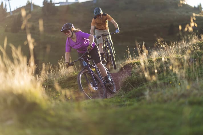 Wenn die Sonne über der Trailrunde mit den Freunden untergeht ist es fast egal, wie teuer Dein Mountainbike war.