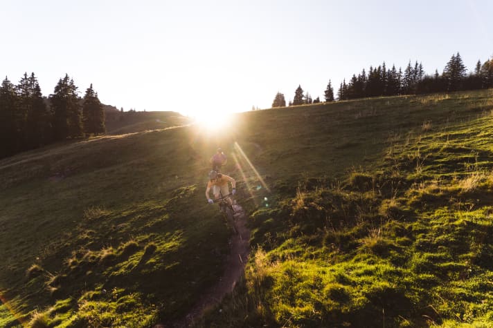 Whether on gravel paths or tame trails - sporty riders are ideally equipped for their first mountain bike attempts with the Rockrider Race 720. However, anyone planning to take up serious off-road cycling should invest in an all-terrain trail hardtail from the outset.
off-road trail hardtail right from the start.
