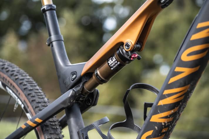 Thanks to new kinematics, the rear suspension of the Canyon Lux Trail should now feel like it has more travel.