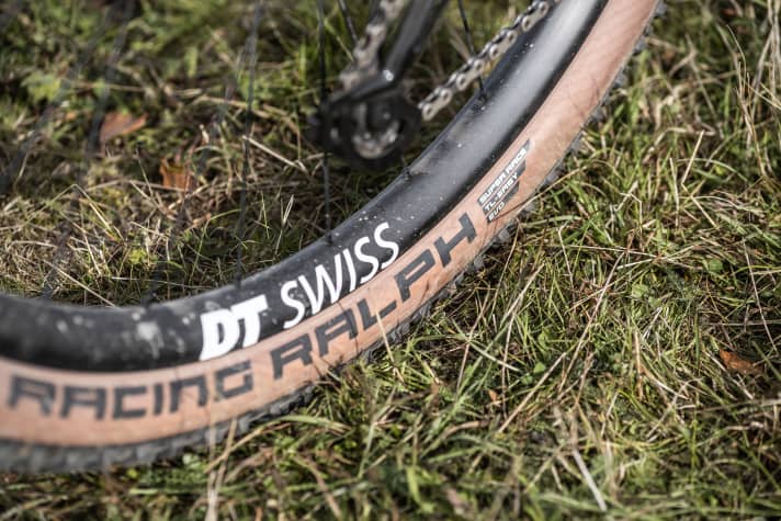 Runs fast but offers little grip: the Schwalbe Racing Ralph tyre at the rear of the Canyon Lux Trail CFR.