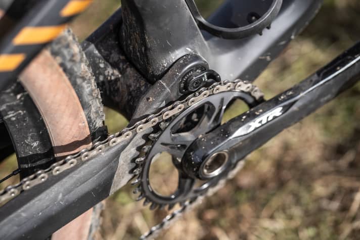 A minimalist chain guide keeps the drivetrain of the new Canyon MTB in place.
