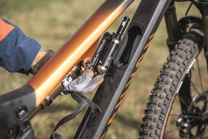 Im neuen Staufach des Canyon Lux Trail verbirgt sich neben einer Werkzeugtasche auch eine CO2-Kartusche.