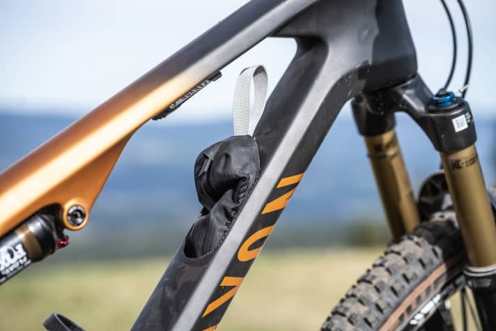 Im Rahmenstaufach des Canyon Lux Trail findet eine langgezogene Werkzeugtasche Platz.