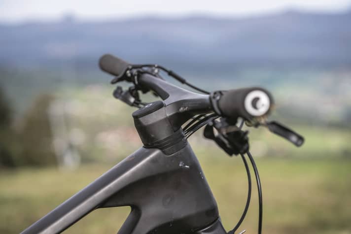 On the Canyon Lux Trail CFR, a carbon handlebar/stem unit saves weight.