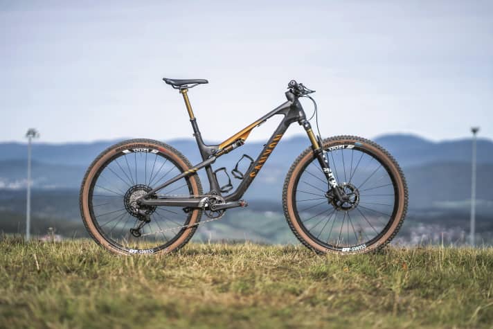 In der leichten CFR-Variante macht das Canyon Lux Trail auch im Marathon-Einsatz eine gute Figur.