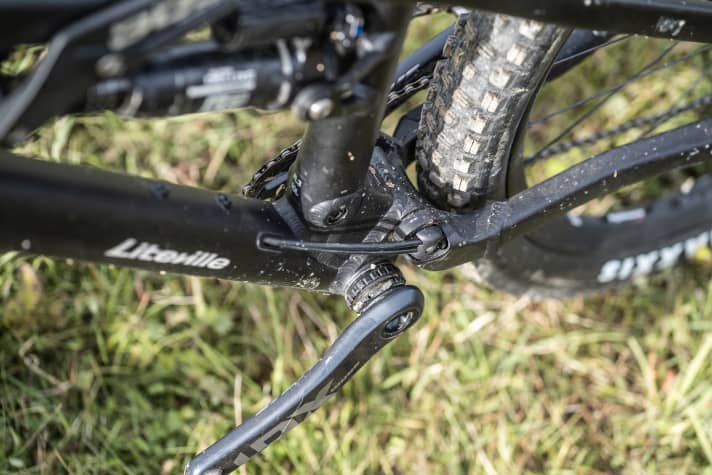 On the left-hand side above the bottom bracket of the Liteville bike, the brake and gear cables run externally. However, the latter has to switch sides again shortly after clamping.