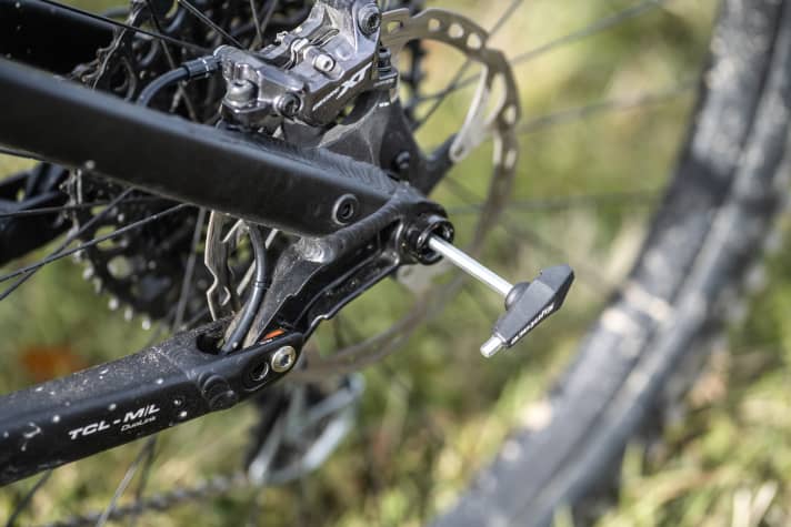 A practical tool is hidden in the rear wheel axle of the Liteville Enduro.
