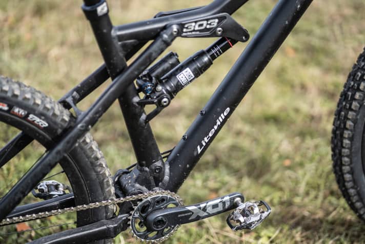 Die neue Dämpferanlenkung des Liteville 303 lässt nur noch Platz für eine kleine 0,5-Liter-Trinkflasche.