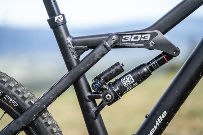 Visually, the Liteville 303 clearly stands out from the classic 301 with its deeply curved top tube and new shock linkage.