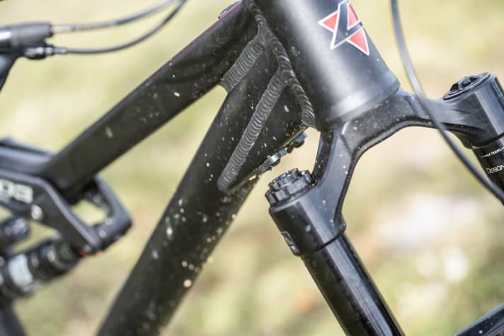 Sollbruchstelle: Ein harmloser Sturz ließ den Lenkanschlagsbegrenzer des Liteville 303 brechen. Dieser erfüllte seinen Zweck, und die innen liegenden Leitungen blieben ganz.