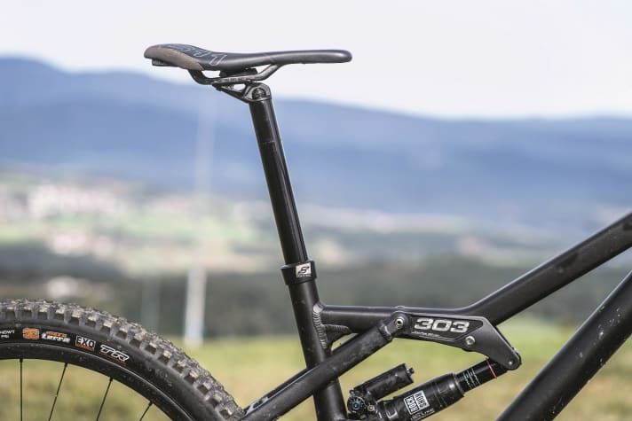 Thanks to the fully integrated dropper post, the saddle of the Liteville 303 can be lowered to the edge of the seat tube.