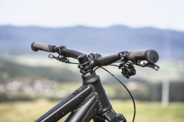 Aufgrund des Steuersatzdeckels und Spacers, durch den die Leitungen geführt werden, sind der Einstellbarkeit der Cockpit-Höhe am Liteville Enduro Grenzen gesetzt.