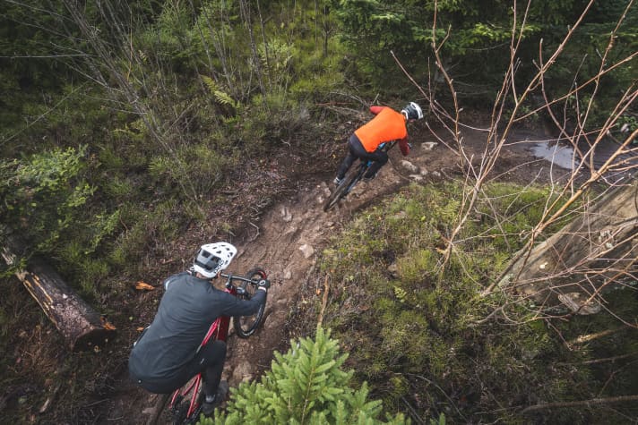 Auf Geländeabfahrten erfordert das Fantic DC 1.4 mehr Konzentration. Das KTM Macina Scarp SX bleibt länger gelassen.