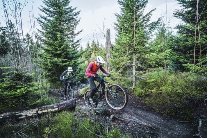 Off-road, the KTM Macina Scarp SX with its high-traction rear triangle is clearly ahead.