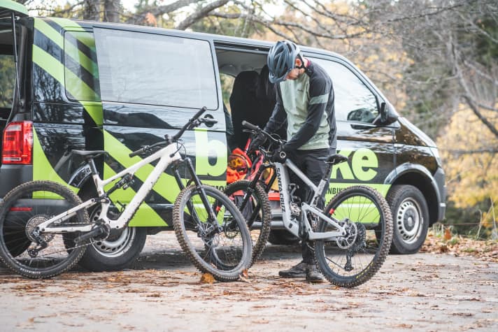 For the test, we meticulously matched both e-bikes to the test riders and rode both duelists in direct comparison on identical trails. These included the bike parks at Geiskopf and Oberammergau, as well as the Isar trails in Munich. The differences, strengths and weaknesses become clear in the "back-to-back comparison".