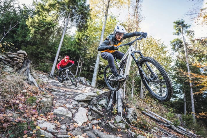 Downhill-Spaß? Check! Bergab gehören die beiden Duellanten von Specialized und Santa Cruz zum besten, was der E-MTB-Markt hergibt.
