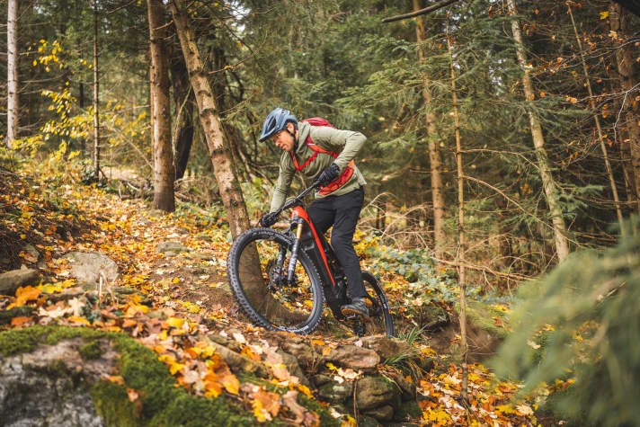 Wie sich das R.X 1000 Ultra und die serienfertige MGU von Pinion im Gelände schlagen, klärt sich im ausführlichen EMTB-Test. In Kürze auf unseren Kanälen!