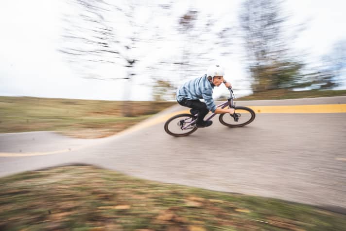 Wer sein Bike über Wellen und durch Anlieger Pushen kann, der erreicht auf dem Pumptrack hohe Geschwindigkeiten.
