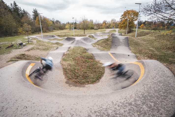 Asphalt-Pumptracks, wie hier in Germering bei München, lassen sich auch bei Nässe noch gut fahren.