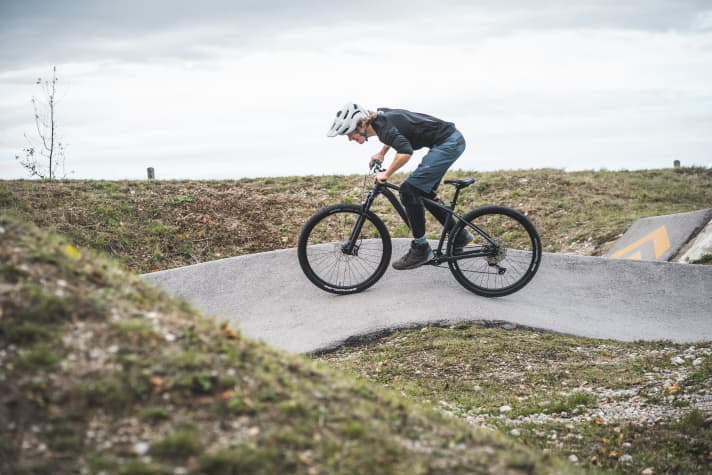 Auch mit einem Allround-Hardtail, wie dem Cube Reaction Pro kann man auf dem Pumptrack die richtige Fahrtechnik lernen.
