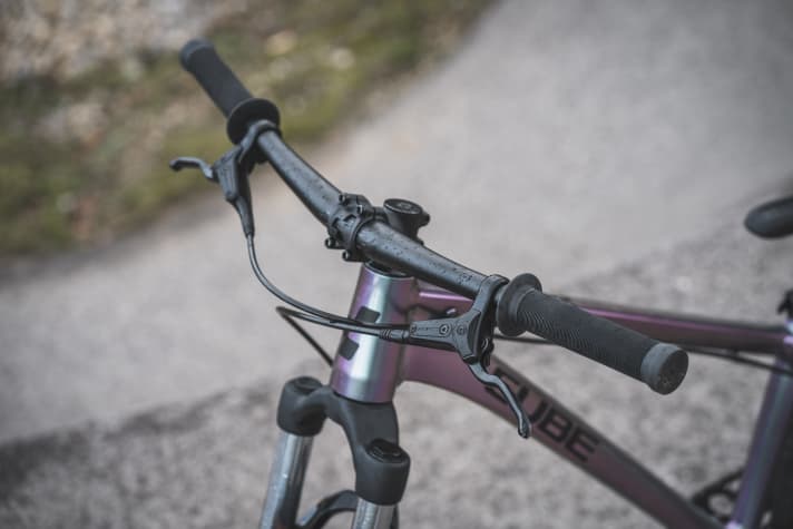 Einige Hersteller, wie hier Cube am Flying Circus Dirtbike, verbauen auch eine Vorderradbremse. Auf dem Pumptrack braucht man sie nicht, beim Tricksen kann sie im Weg sein.