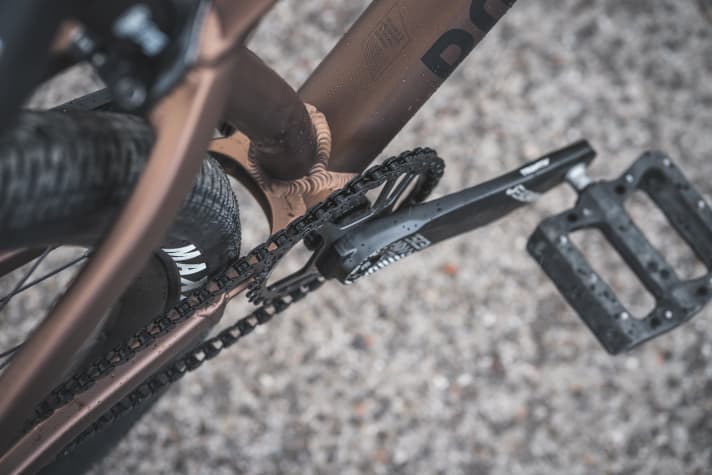 Die kurzen Glieder einer Halflink-Kette, wie hier am <a href="https://www.awin1.com/cread.php?awinmid=11768&awinaffid=471469&clickref=B+Rose+The+Bruce+2&ued=https%3A%2F%2Fwww.rosebikes.de%2Frose-the-bruce-2-2698591" target="_blank" rel="noopener noreferrer nofollow">Rose The Bruce 2</a>*, vereinfachen das Finden der richtigen Kettenlänge an Singlespeed-Bikes.