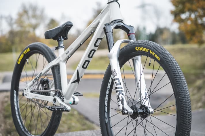 Leicht profilierte Reifen, wie hier am XPro Digga Cream, rollen mit hohem Luftdruck auf dem Pumptrack schnell.