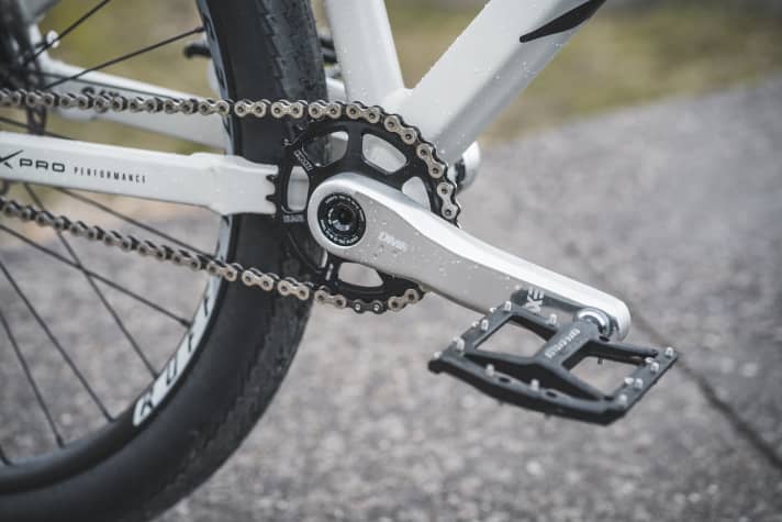 Mit einer UVP von 260 Euro ist die DMR AXE Kurbel am XPro Digga Cream ein Luxus-Teil für ein Dirtbike.