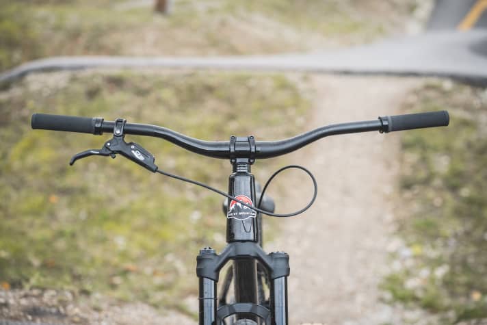 780 Millimeter breite Enduro-Lenker, wie hier am Rocky Mountain Flow, sind am Dirtbike zu viel des Guten.