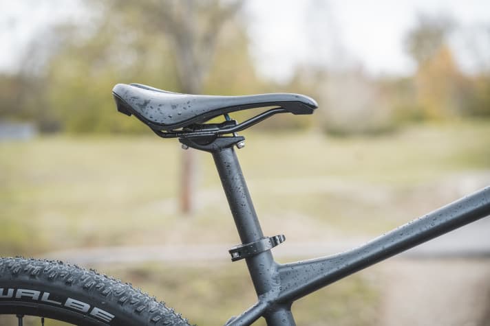 Ein hoher Sattel ist auf dem Pumptrack schnell im Weg. Für die volle Versenkbarkeit müsste am <a href="https://www.awin1.com/cread.php?awinmid=13793&awinaffid=471469&clickref=B+Cube+Reaction+Pro&ued=https%3A%2F%2Fwww.liquid-life.de%2Fcube-reaction-pro-switchblue-n-black-2023.html" target="_blank" rel="noopener noreferrer nofollow">Cube Reaction Pro</a>* die Alu-Stütze gekürzt werden.