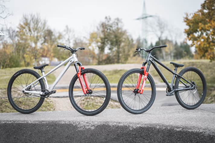 Zwei identische Bikes? Nicht ganz: links das <a href="https://luna.r.lafamo.com/ts/i5534689/tsc?typ=r&amc=con.blbn.497955.507800.14119779&smc=BIKE&rmd=3&trg=https%3A%2F%2Fwww.tradeinn.com%2Fbikeinn%2Fde%2Fspecialized-p.4-27.5-2023-bmx-fahrrad%2F140182621%2Fp" target="_blank" rel="noopener noreferrer nofollow">Specialized P4</a>* mit 27,5 Zoll großen Laufrädern, rechts das 26 Zoll Pendant <a href="https://www.awin1.com/cread.php?awinmid=13793&awinaffid=471469&clickref=B+Specialized+P3&ued=https%3A%2F%2Fwww.liquid-life.de%2Fspecialized-p-3-black-tint-carbon-black-2023-26.html" target="_blank" rel="noopener noreferrer nofollow">Specialized P3*</a>.