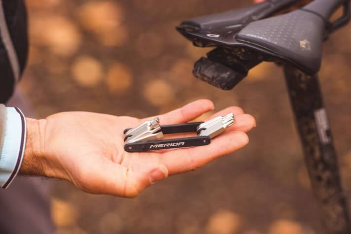 The mini-tool is ready to hand under the saddle. A cover keeps the worst of the dirt out. The tool weighs just 80 grams.