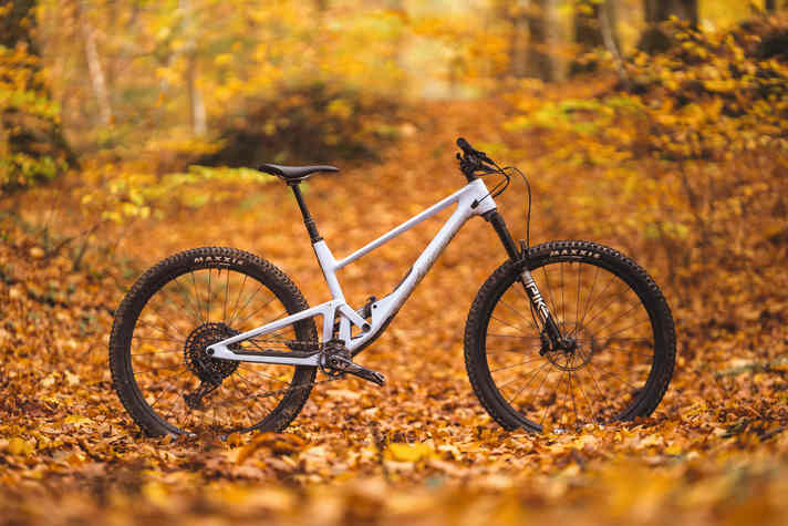 In soft light blue and nestled in the autumn leaves, the Scor 2030 is a real trail bike beauty.