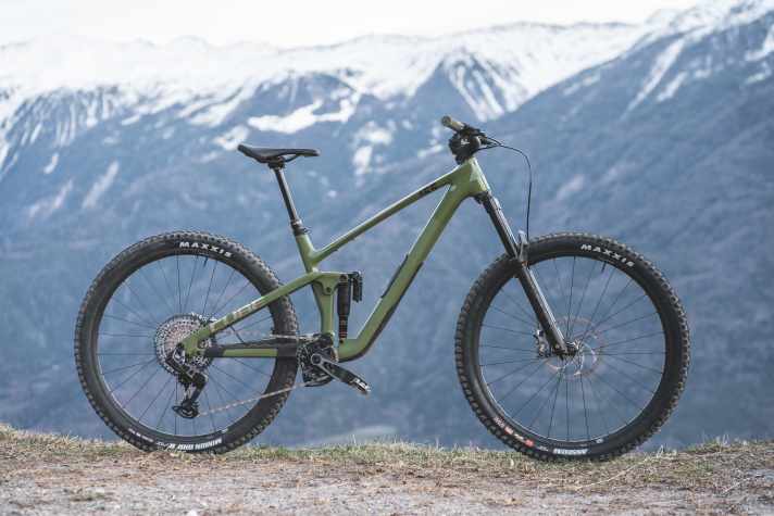 Das Cube Stereo One55 kommt mit anspruchsvollem Gelände klar und kann trotzdem an der Waage punkten.