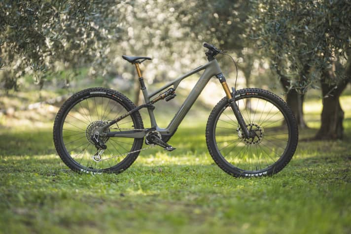Cube AMS Hybrid One44 Super TM // 140 mm // 29 inches // 17.8 kg // 8999 euros. Of course, Cube also offers it at a lower price. The entry-level model costs 5999 euros and weighs just 17.4 kilos.