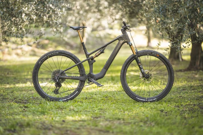 Mit 16,6 Kilo ist das Focus Vam² SL 9.0 ein sehr leichter Kandidat. Kategorie: Downcountry. Federweg 130 / 125 mm. Laufradgröße 29 Zoll.