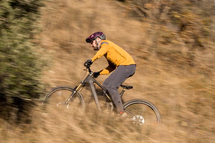 Bergauf steigt die Front in sehr steilen Passagen etwas früh. Der Hinterbau ist recht kurz und die Sitzposition eher aufrecht.