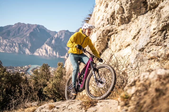 Gelände? Ja bitte! Das neue Flyer Uproc X wurde für Trails und anspruchsvolle Ausfahrten konzipiert. Auf Forstwegen fühlt es sich unterfordert.