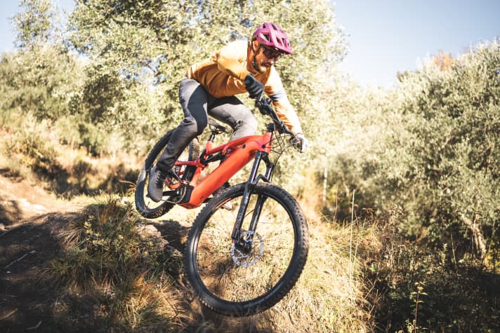 With surprisingly good X-Fusion suspension and grippy tyres, even the cheapest candidate from Rockrider offers plenty of off-road fun. Only the brakes should be upgraded a little.