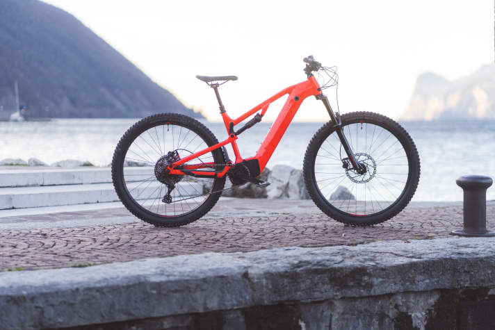 Sieht so ein E-Mountainbike für unter 3000 Euro aus? In diesem Falle ja! Doch das Rockrider mit seiner schicken Silhouette ist in dieser Preisklasse eine absolute Ausnahme.